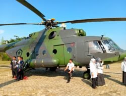 Pendaratan Helikopter di Lapangan Pemkab Pringsewu Jadi Tontonan Warga, Ikutan Nonton Juga Lur?