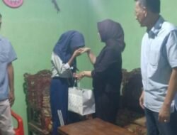 Bakal Calon Bupati Pringsewu Adi Erlansyah Bantu Siswa Kurang Mampu Dengan Seragam Sekolah dan Tali Asih