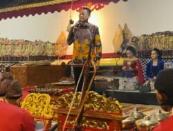 Adi Erlansyah Hadiri Wayang Kulit dalam Rangka Bersih Desa Sekaligus Peringatan Tahun Baru 1446 Hijriah di Ganjaran