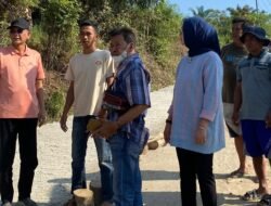 Warga Swadaya perbaiki Jalan di Pagelaran Utara, Calon Bupati Pringsewu Adi Erlansyah Ikut Beri Bantuan Semen