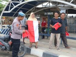 Kepolisian Resor Pringsewu Bagikan Bendera Merah Putih 