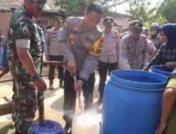 Kekeringan Landa Pringsewu, Polres Distribusikan Air Bersih Bagi Warga Terdampak