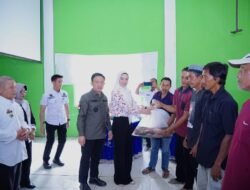 Pj.Bupati Pringsewu Salurkan Bantuan Ikan di Pagelaran Utara