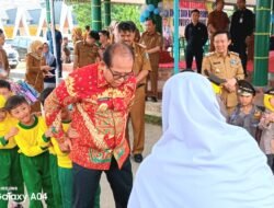 Kunjungan Kerja ke Pringsewu, Pj Gubernur Lampung Bahagia Bermain Bersama Anak-anak