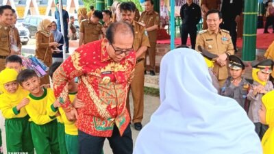 Kunjungan Kerja ke Pringsewu, Pj Gubernur Lampung Bahagia Bermain Bersama Anak-anak