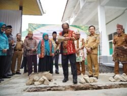 Pj Gubernur Lampung Letakkan Batu Pertama Pembangunan Masjid SMAN 1 Pringsewu 