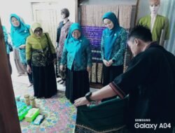 Ketua Dekranasda Lampung Kunjungi Pengrajin Tapis di Kabupaten Pringsewu 