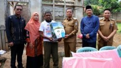 Bupati Pringsewu Serahkan Bantuan Korban Bencana Alam