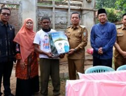 Bupati Pringsewu Serahkan Bantuan Korban Bencana Alam