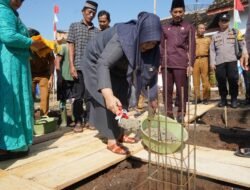 Wabup Pringsewu Letakkan Batu Pertama Pembangunan Mushola Al-Muttaqin Panutan 